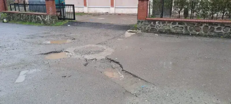 Aynı şekilde yollar &ccedil;ukurlu. Her yağmurda &ccedil;amurla doluyor.
